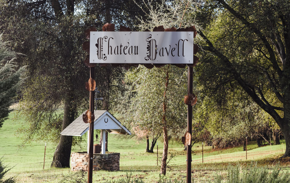 Photo of Chateu Davell sign